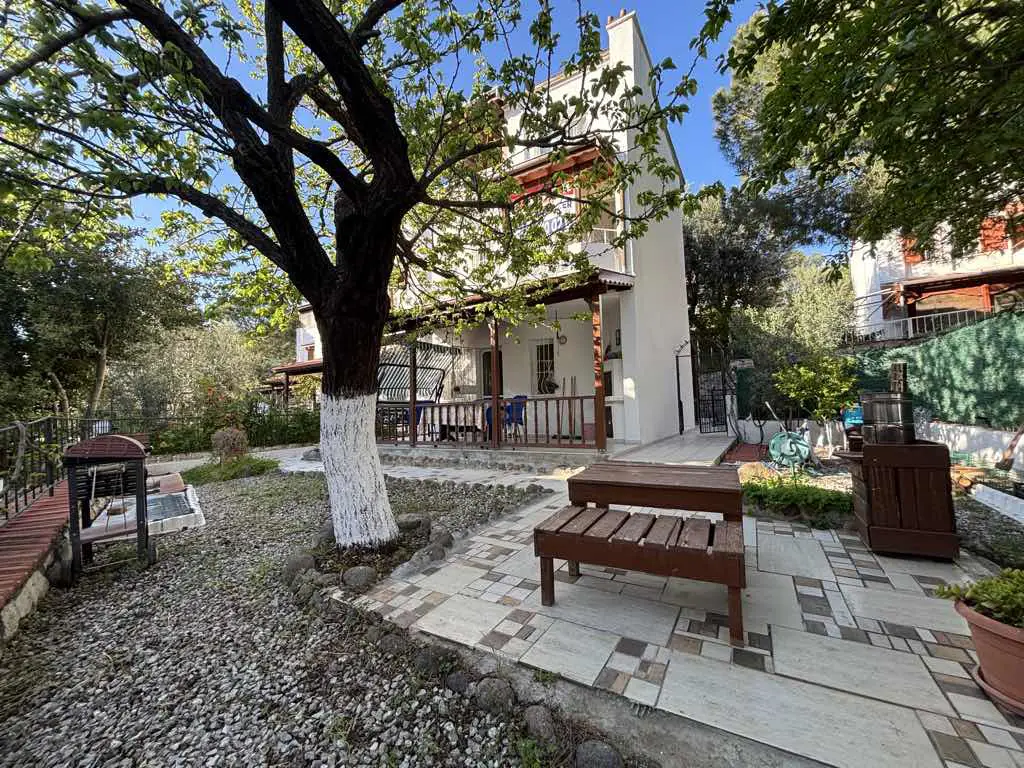 18 ÇANDARLI PIRI REIS SITESI KÖŞE KONUM DENIZ MANZARALI TRIPLEX 3+1 BAHÇELI SATILIK VILLA