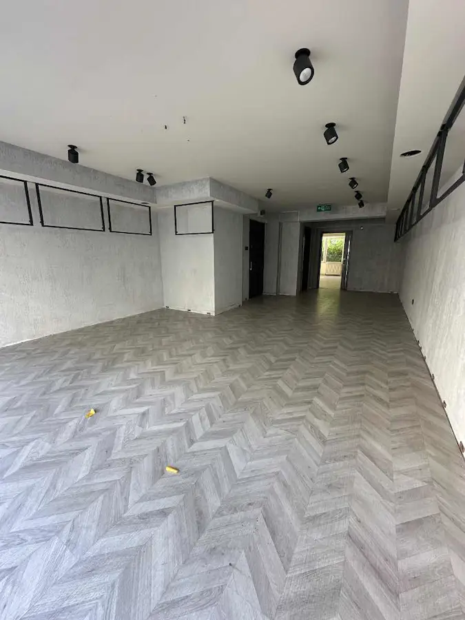 ŞİŞLİ MEŞRUTİYET HACI MANSUR SOK.VİTRİNLİ KİRALIK OFİS KATI