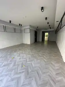 ŞİŞLİ MEŞRUTİYET HACI MANSUR SOK.VİTRİNLİ KİRALIK OFİS KATI