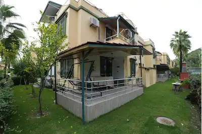 CLUB KONAK GARDEN 2'DE DENIZ YAKINI, HAVUZLU SATILIK VILLA
