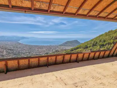 TEPE MAHALLESİNDE DENİZ, KALE VE ŞEHİR MANZARALI VİLLA PROJESİ
