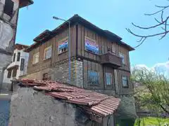 SAFRANBOLU ÇAVUŞ MAH. ÇARŞI'DA TESCİLLİ SATILIK BAHÇELİ KONAK..