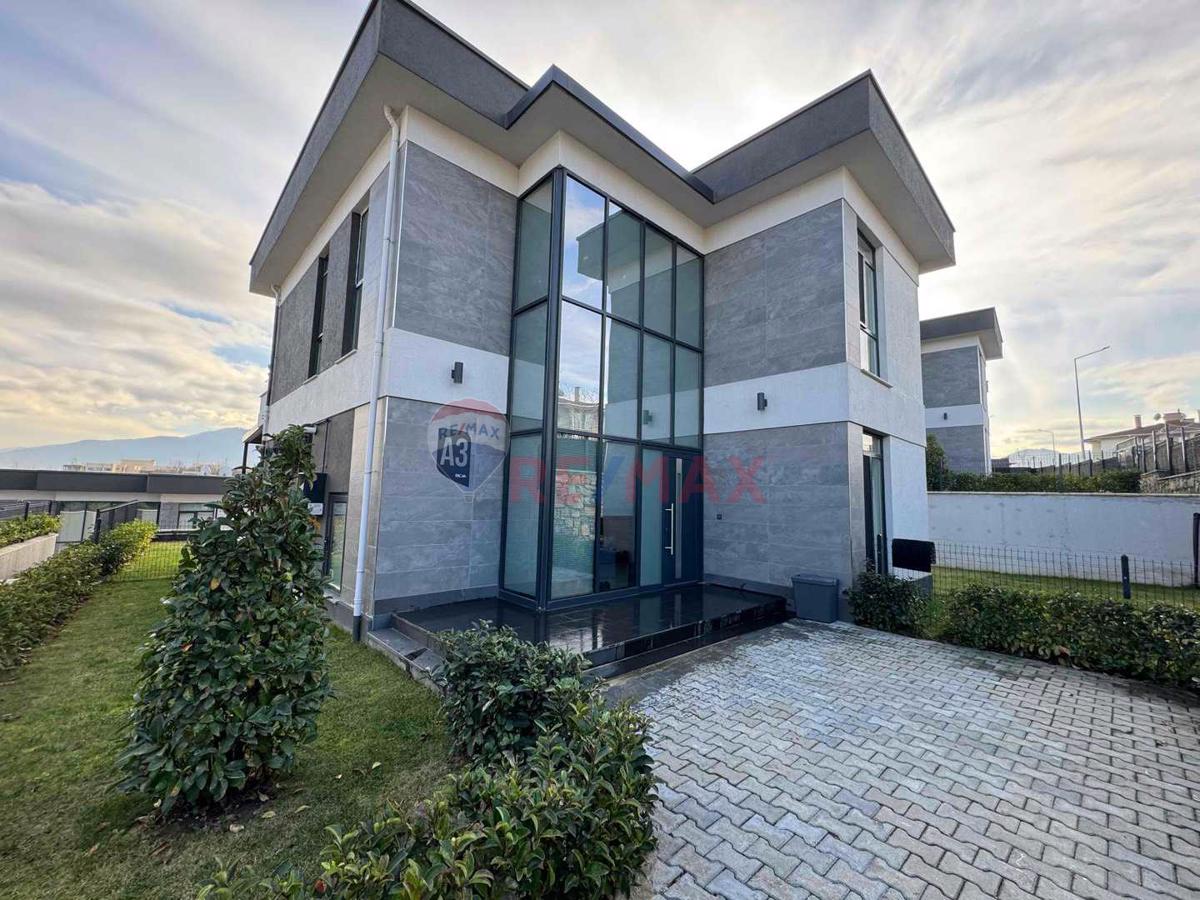 Başiskele Flora Vadi Satılık 4+1 Villa