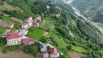 MAÇKA YUKARIKÖY MAHALLESİ'NDE SATILIK 901 M2 ARAZİ