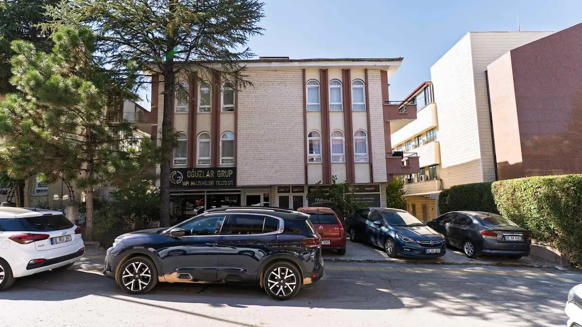 AŞAĞI ÖVEÇLER MERKEZİ BAHÇE KATI EŞYALI KİRALIK 3 ODA VE SEKRETERYALI OFİS