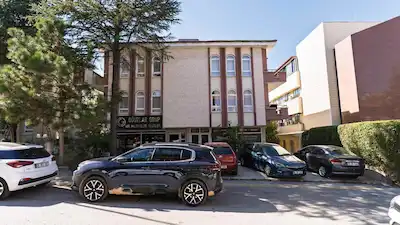 AŞAĞI ÖVEÇLER MERKEZİ BAHÇE KATI EŞYALI KİRALIK 3 ODA VE SEKRETERYALI OFİS