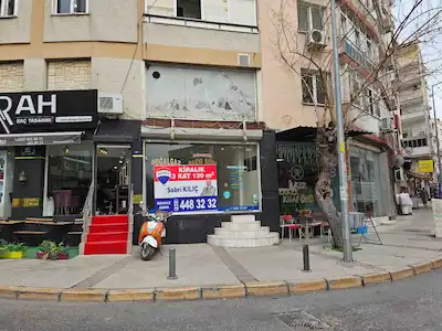 BORNOVA MERKEZDE KİRALIK 3 KATLI KÖŞE DÜKKAN