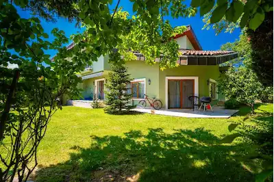ÇEKMEKÖY REŞADİYEDE  4+1, 320 M² BRÜT,170M² NET , 3 BANYOLU, KİRALIK VİLLA
MANOLYA EVLERİ.