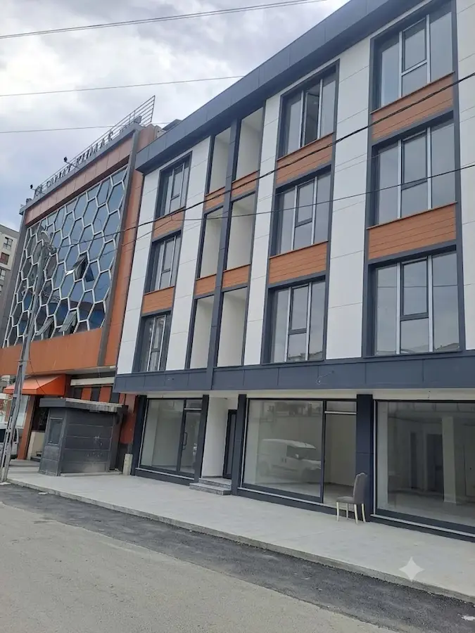 HALKALI MERKEZ'DE KIRALIK DEPOLU 98 M² CADDE ÜZERI VITRIN DÜKKAN