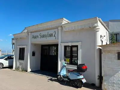 ASRIN SARAYLARINDA BİR HAYAT