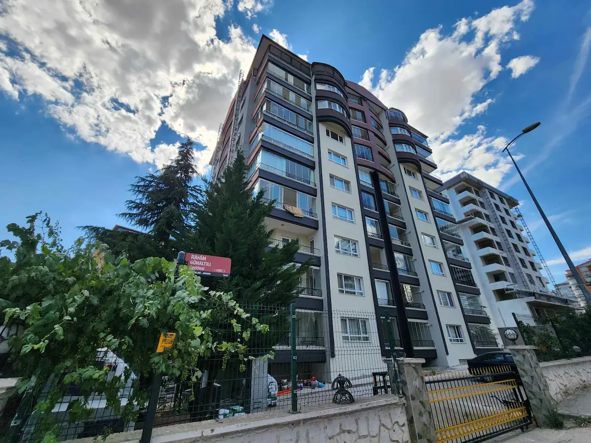 MAMAK EGE MAHALLESİ'NDE DOSTLAR SİTESİNDE SATILIK 3+1