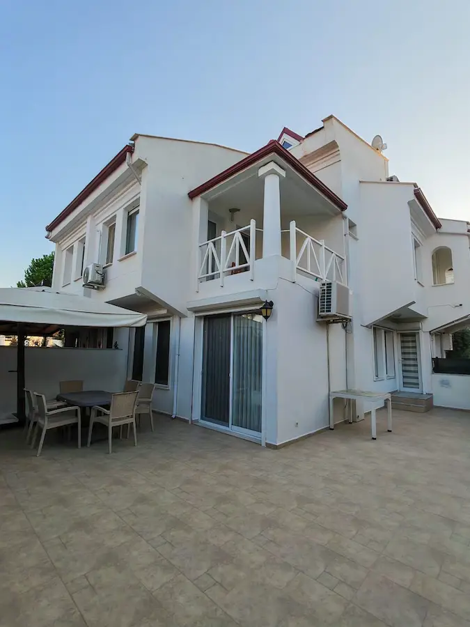 KADINLAR DENIZI MAH. BAHÇELIEVLER SITESI 4+1 VILLA DENIZE 300M