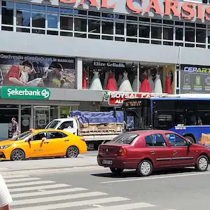 SOYSAL ÇARŞISI , CADDEYE BAKAN ÖN CEPHEDE SATILIK