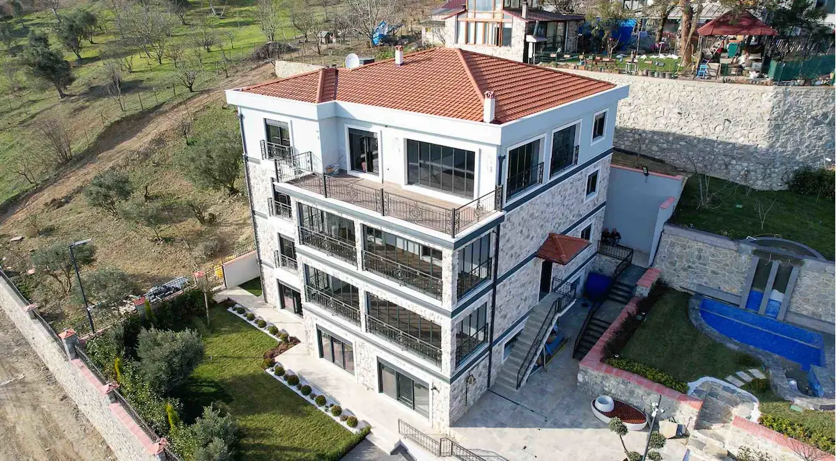 SAKARYA GEYVE'DE DOĞA VE NEHİR MANZARALI 4 KATLI MÜSTAKİL VİLLA