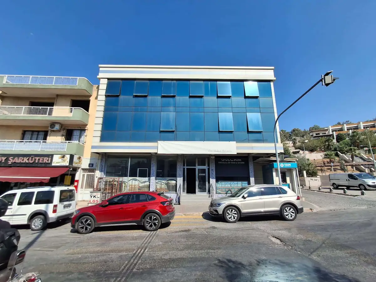ÇİĞLİ ÇARŞI MERKEZİNDE KÖŞE KONUMDA,GENİŞ REKLAM CEPHELİ KİRALIK TİCARİ GAYRİMENKUL