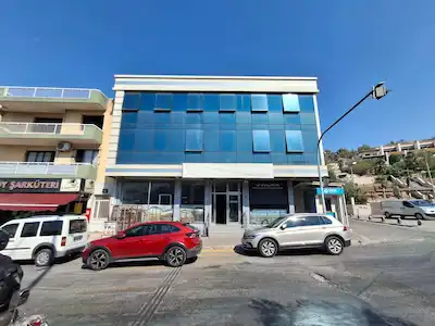 ÇİĞLİ ÇARŞI MERKEZİNDE KÖŞE KONUMDA,GENİŞ REKLAM CEPHELİ KİRALIK TİCARİ GAYRİMENKUL