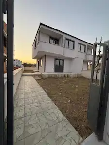 3+1 MERKEZDE OKULA 200 MT ALTYAPILI GENİŞ ARSALI VİLLA
