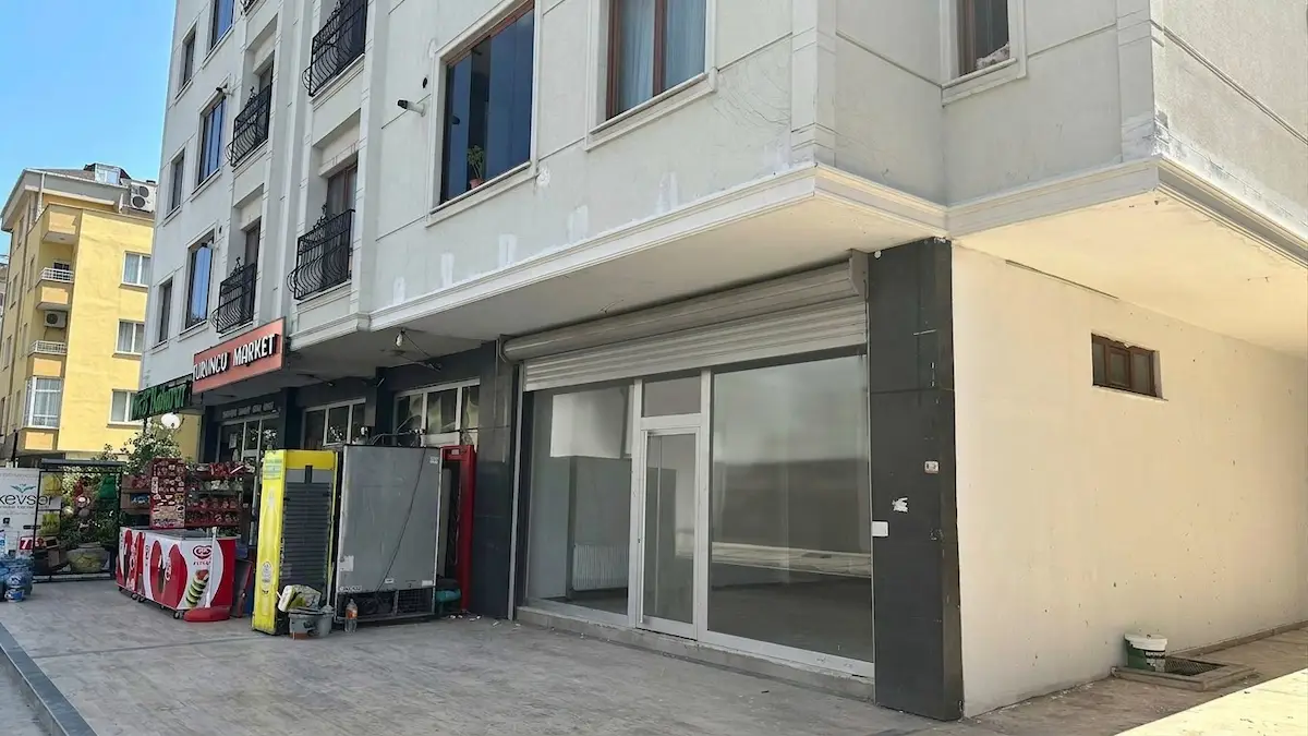 ÇERKEZKÖY İSTASYON MAHALLESİ’NDE, MERKEZİ KONUMDA DEPOLU KİRALIK İŞYERİ