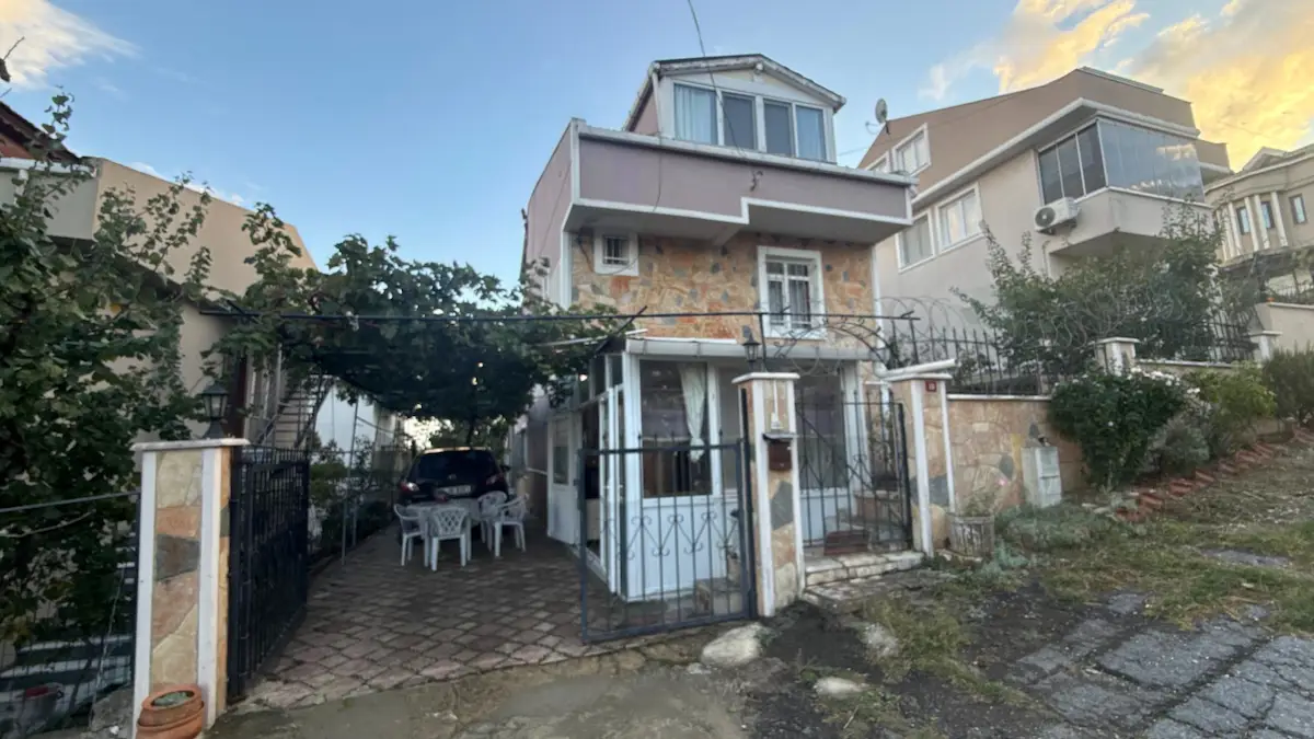 SİLİVRİ GÜMÜŞYAKA'DA 202M² ARSA İÇİNDE SATILIK 3 KATLI MÜSTAKİL