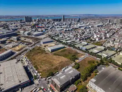 AKÇABURGAZDA 5.000 M² SANAYİ İMARLI, 2 KAT KOT AVANTAJLI ARSA