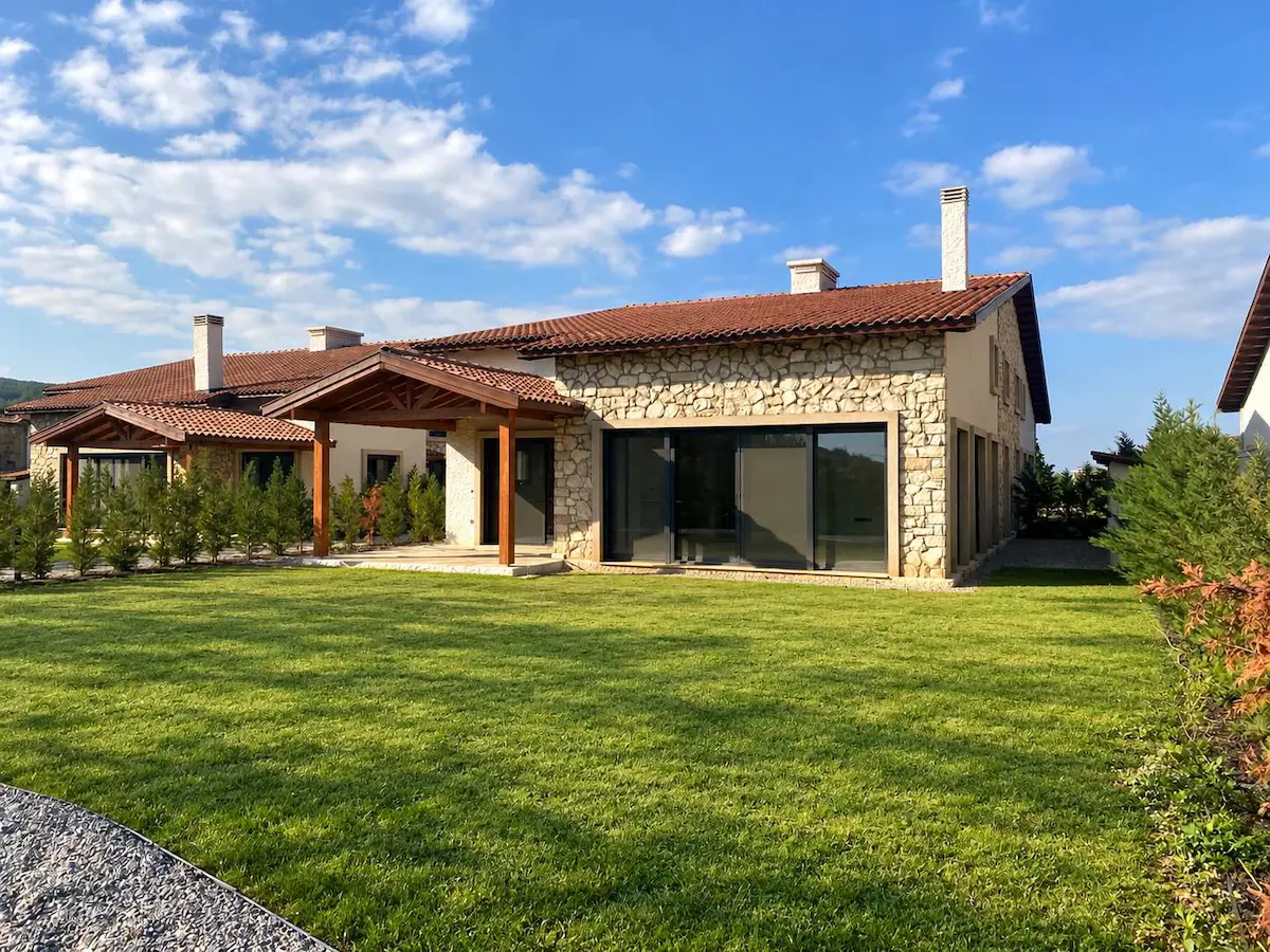 GÜZELBAHÇE ÇAMLI'DA 4+1 YATAY MIMARI MÜSTAKIL SIFIR VILLA