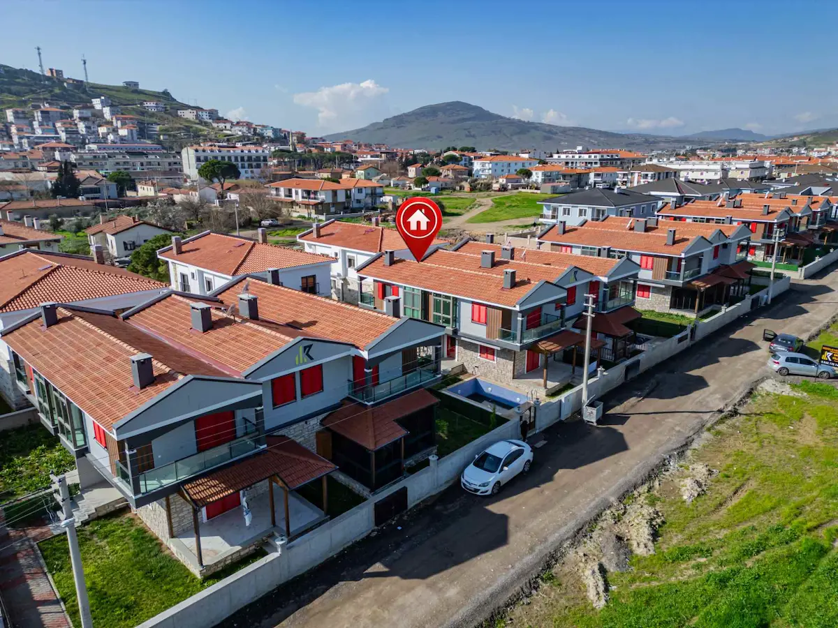 FOÇA BAĞARASI'NDA MERKEZI KONUMDA SATILIK 3+1 VILLA ISI POMPALI