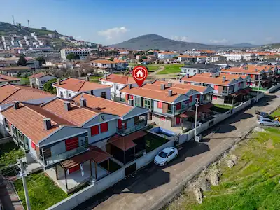 FOÇA BAĞARASI'NDA MERKEZI KONUMDA SATILIK 3+1 VILLA ISI POMPALI