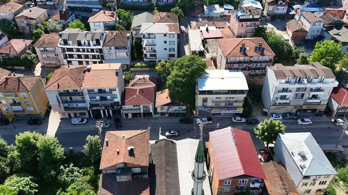 İZMİT TURAN GÜNEŞ CADDESİNDE T-3 TİCARİ KAT KARŞILIĞI