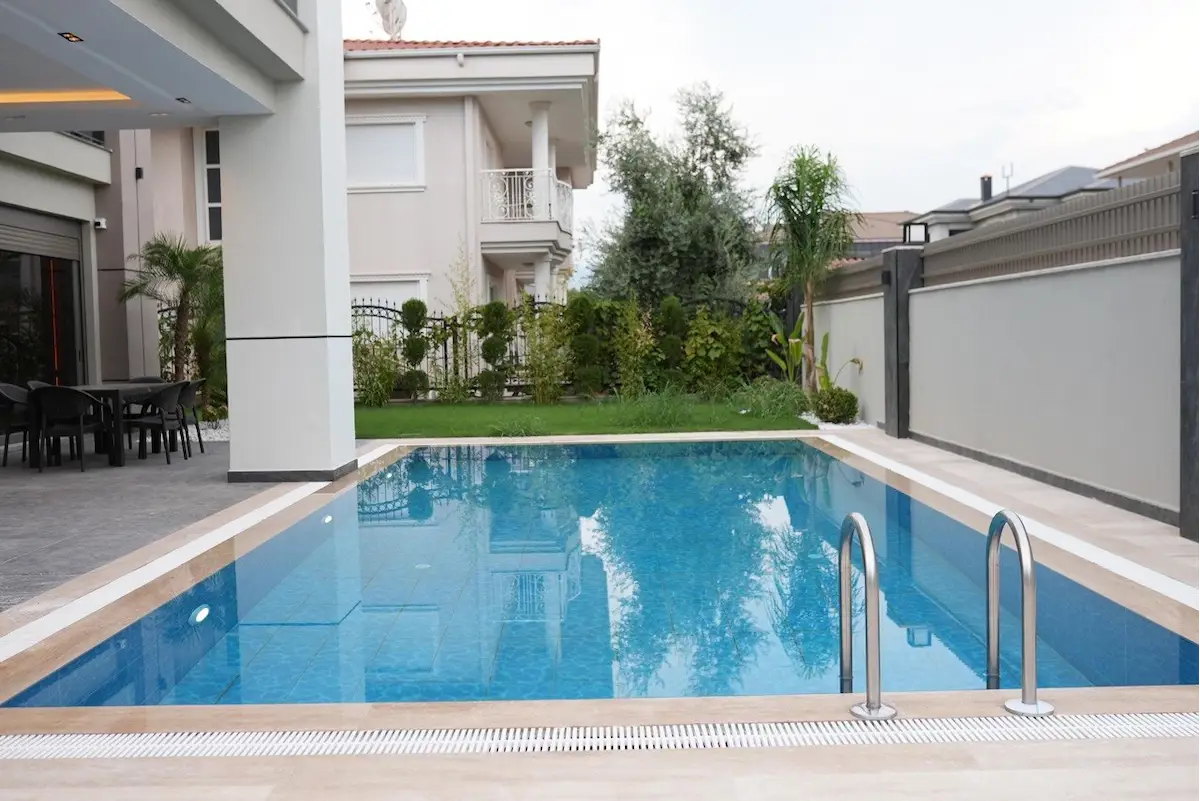 DÖŞEMEALTI YALINLI'DA 552 M² ARSA İÇINDE MÜSTAKİL HAVUZLU ULTRA LÜKS VİLLA