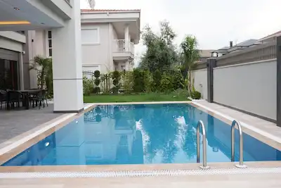 DÖŞEMEALTI YALINLI'DA 552 M² ARSA İÇINDE MÜSTAKİL HAVUZLU ULTRA LÜKS VİLLA