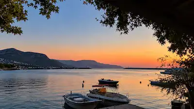 CİDE CUMHURİYET MAH’DE SITE'DE DENIZE VE ÇARŞIYA YÜRÜME MESAFESINDE/ÇIFT BALKON