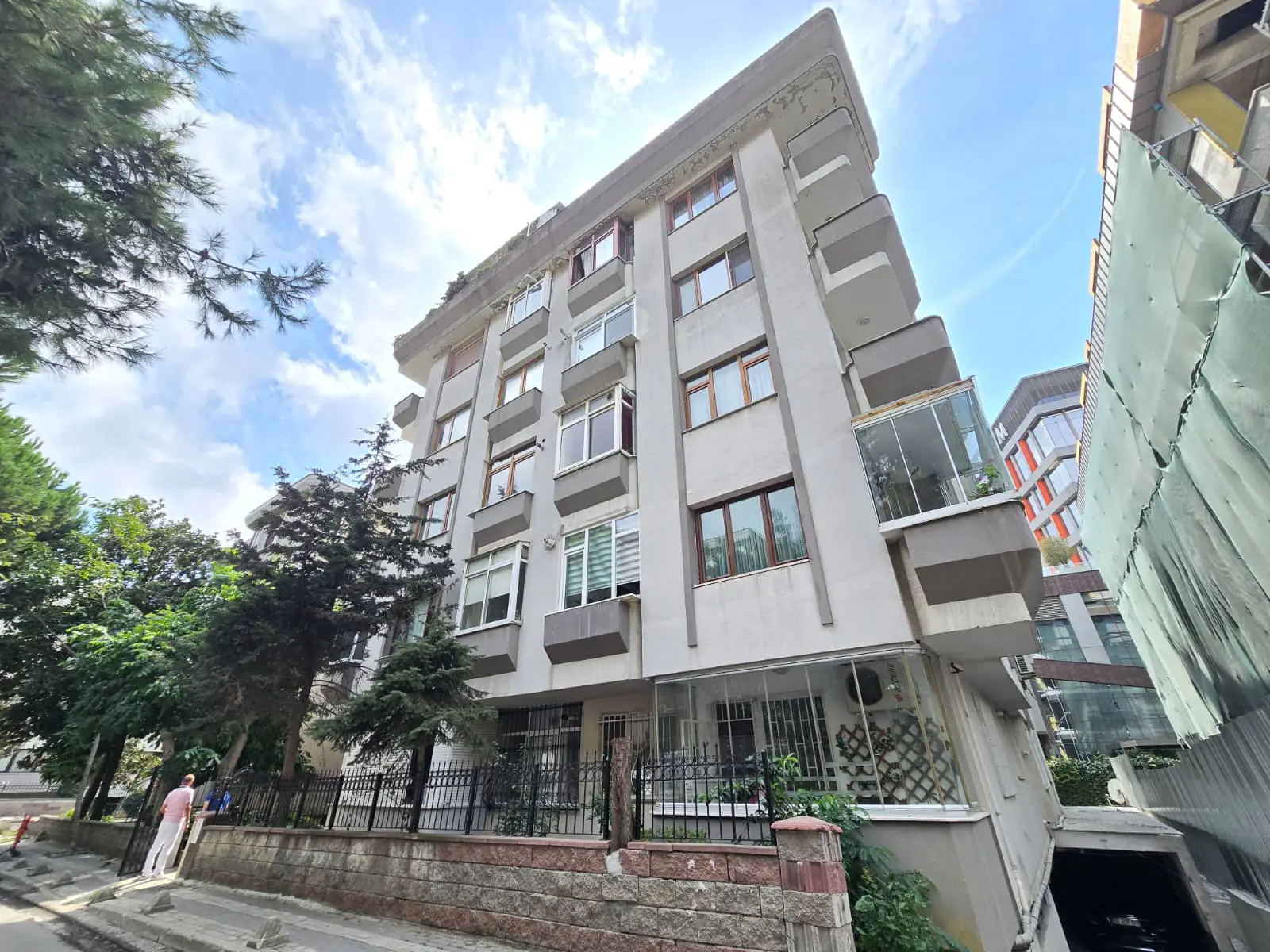 REMAX'DAN ÜSKÜDAR ALTUNİZADE'DE BALKONLU | KAPALI OTOPARKLI 3+1
