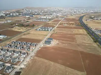 REMAX DOĞU'DAN HARİKA KONUMDA SATILIK ARSA
