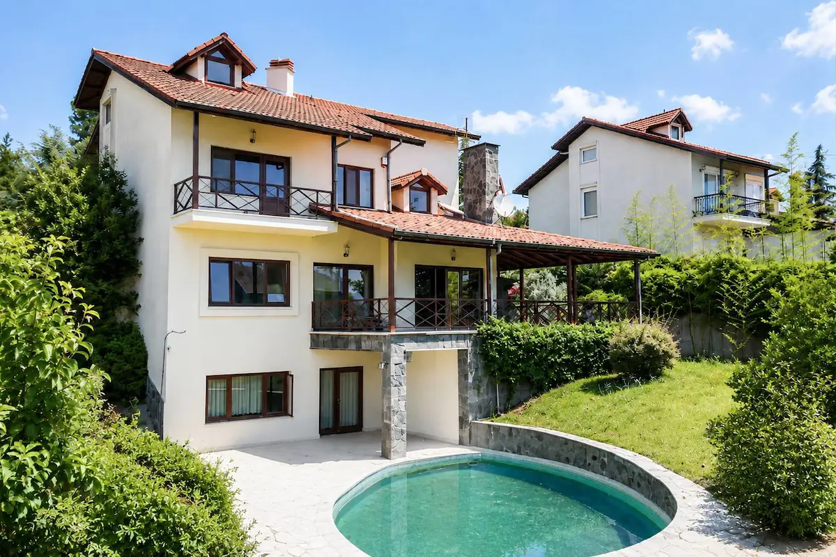 RE/MAX BEYAZ BADEMLİ ÇAĞRIŞAN’DA 800 M² ARSA İÇERİSİNDE MÜSTAKİL HAVUZLU ÖZEL VİLLA