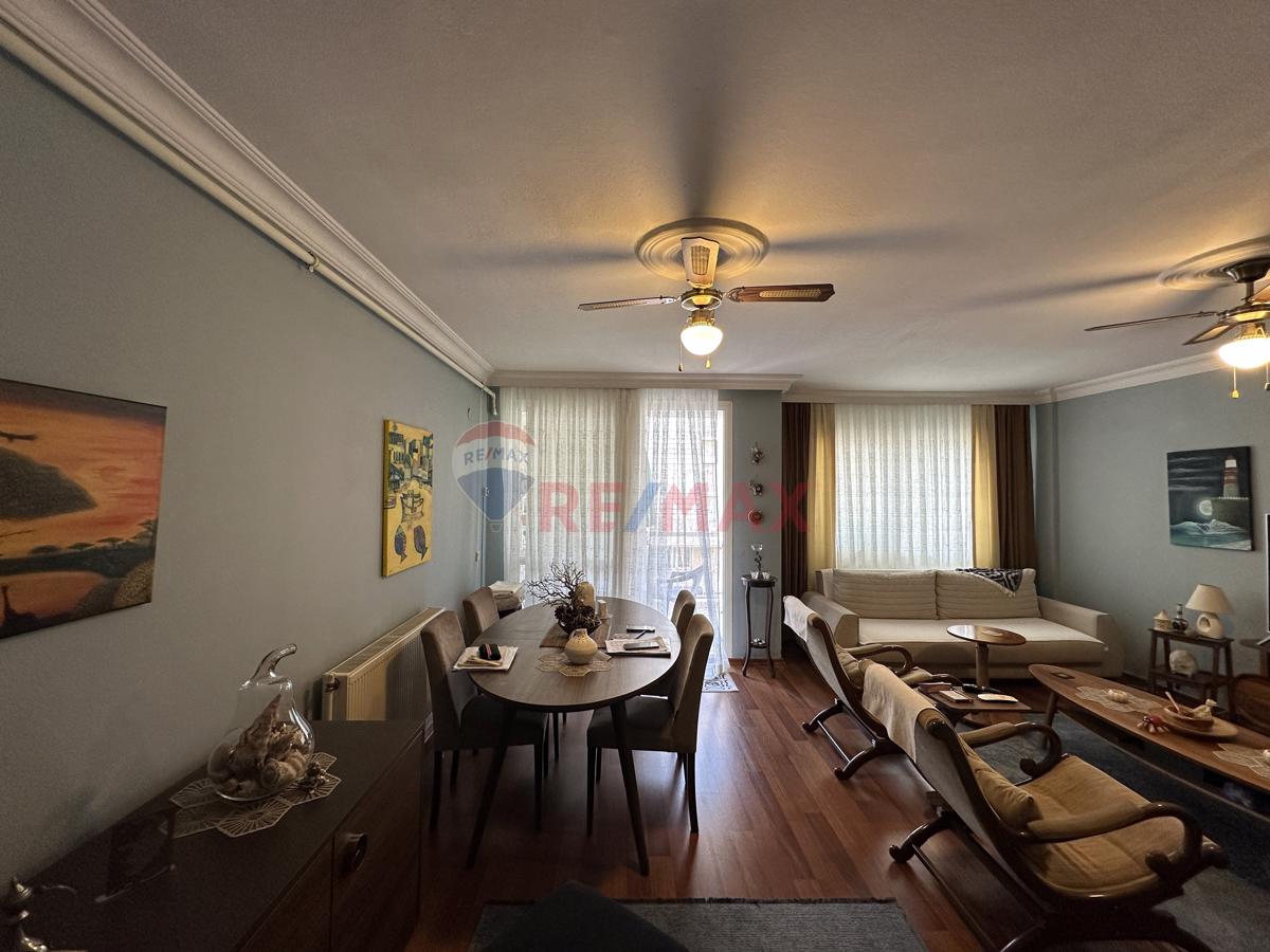 Karşıyaka Bahçelievler'de Mükemmel Konumda Satılık 3+1 Daire