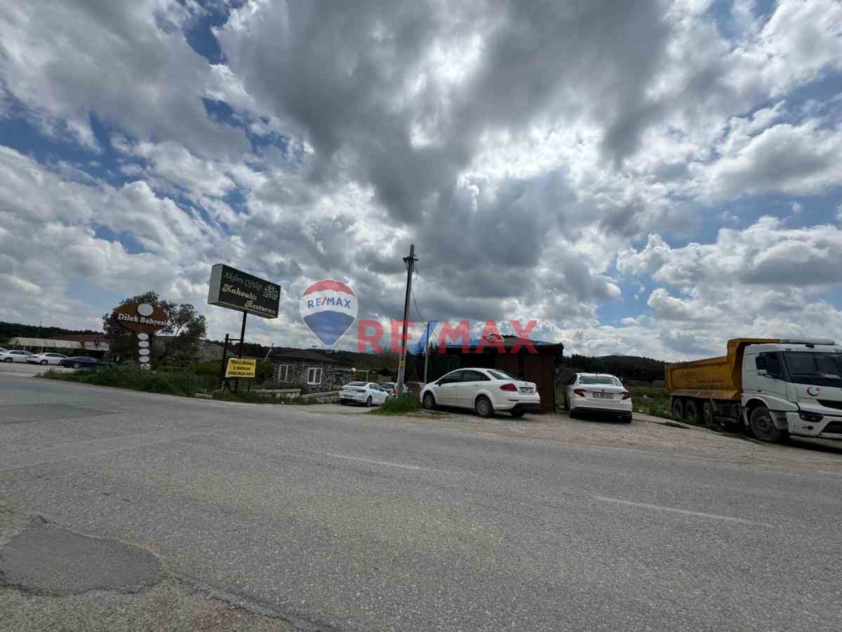 BORNOVA ÇIÇEKLIDE 6.500 M² TICARI YATIRIMA UYGUN KÖŞE PARSEL!