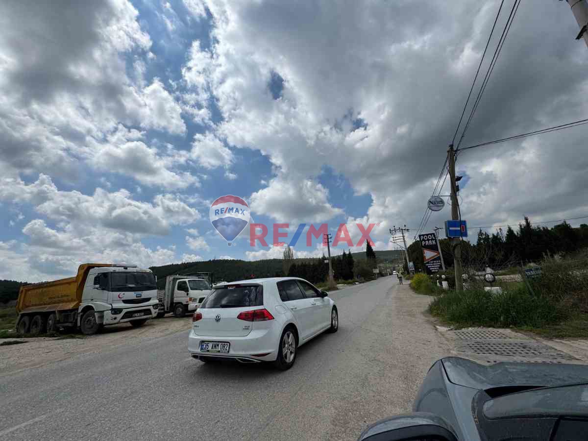 BORNOVA ÇIÇEKLIDE 6.500 M² TICARI YATIRIMA UYGUN KÖŞE PARSEL!