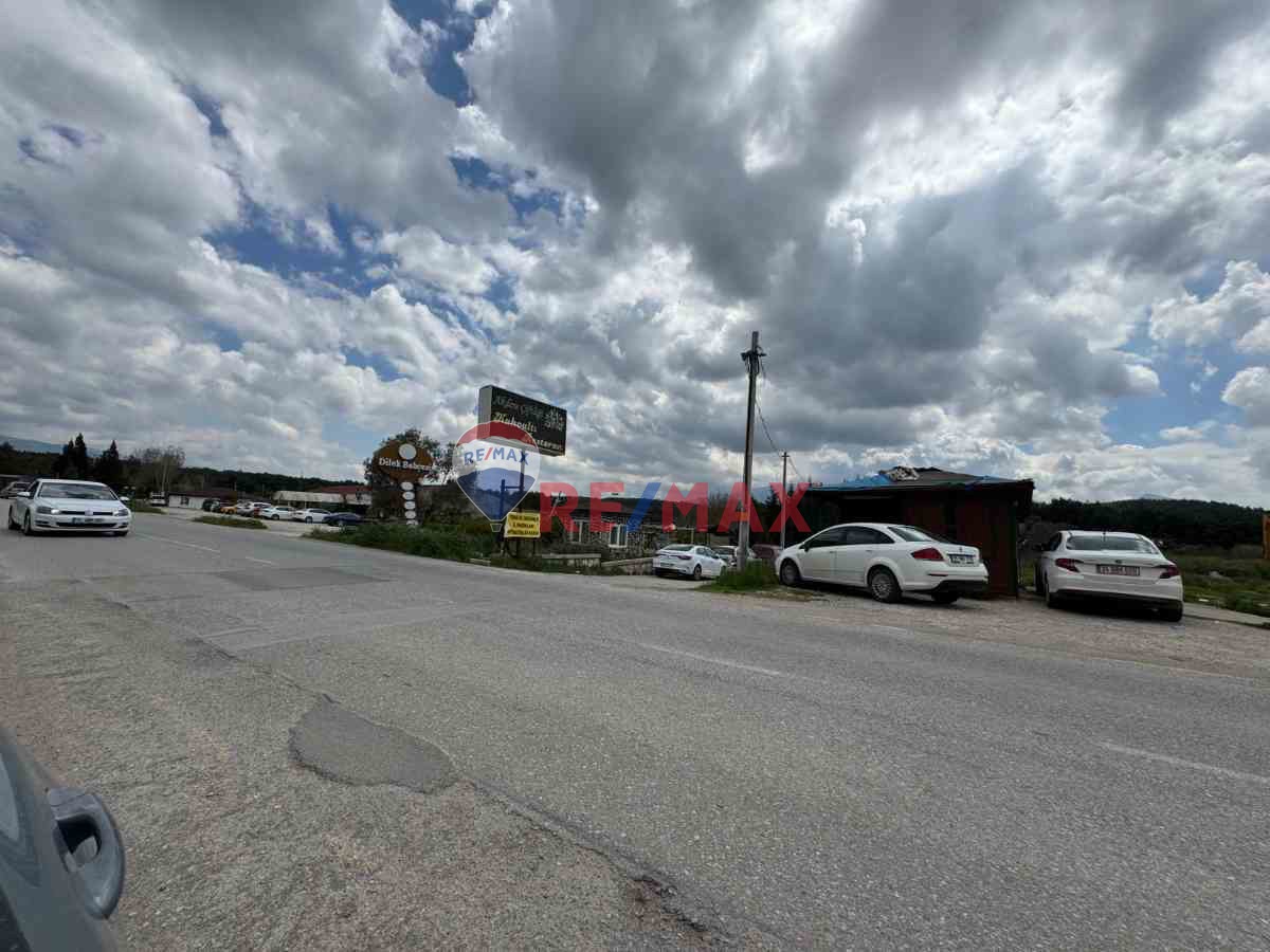 BORNOVA ÇIÇEKLIDE 6.500 M² TICARI YATIRIMA UYGUN KÖŞE PARSEL!