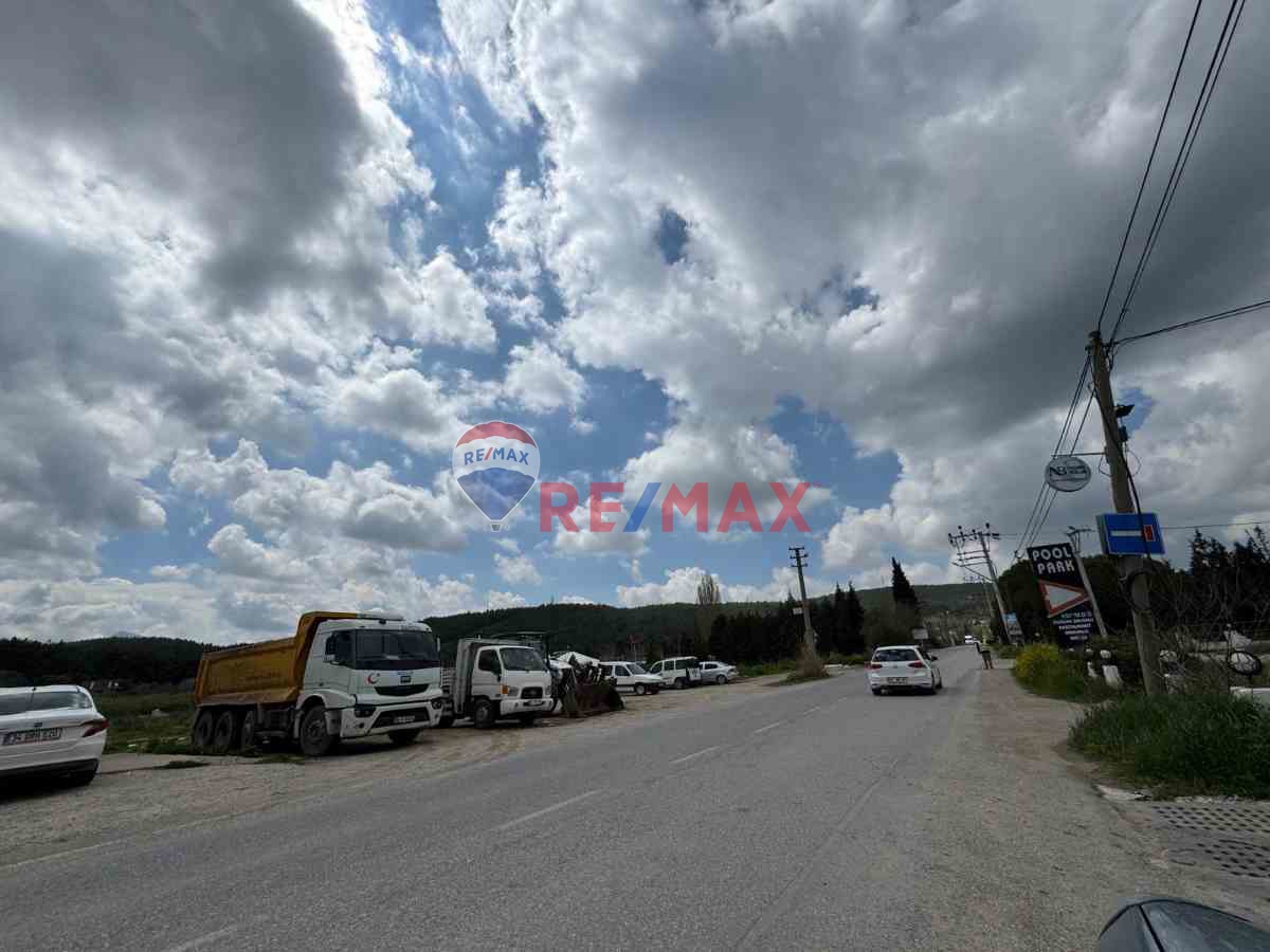 BORNOVA ÇIÇEKLIDE 6.500 M² TICARI YATIRIMA UYGUN KÖŞE PARSEL!