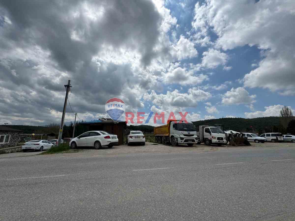 BORNOVA ÇIÇEKLIDE 6.500 M² TICARI YATIRIMA UYGUN KÖŞE PARSEL!