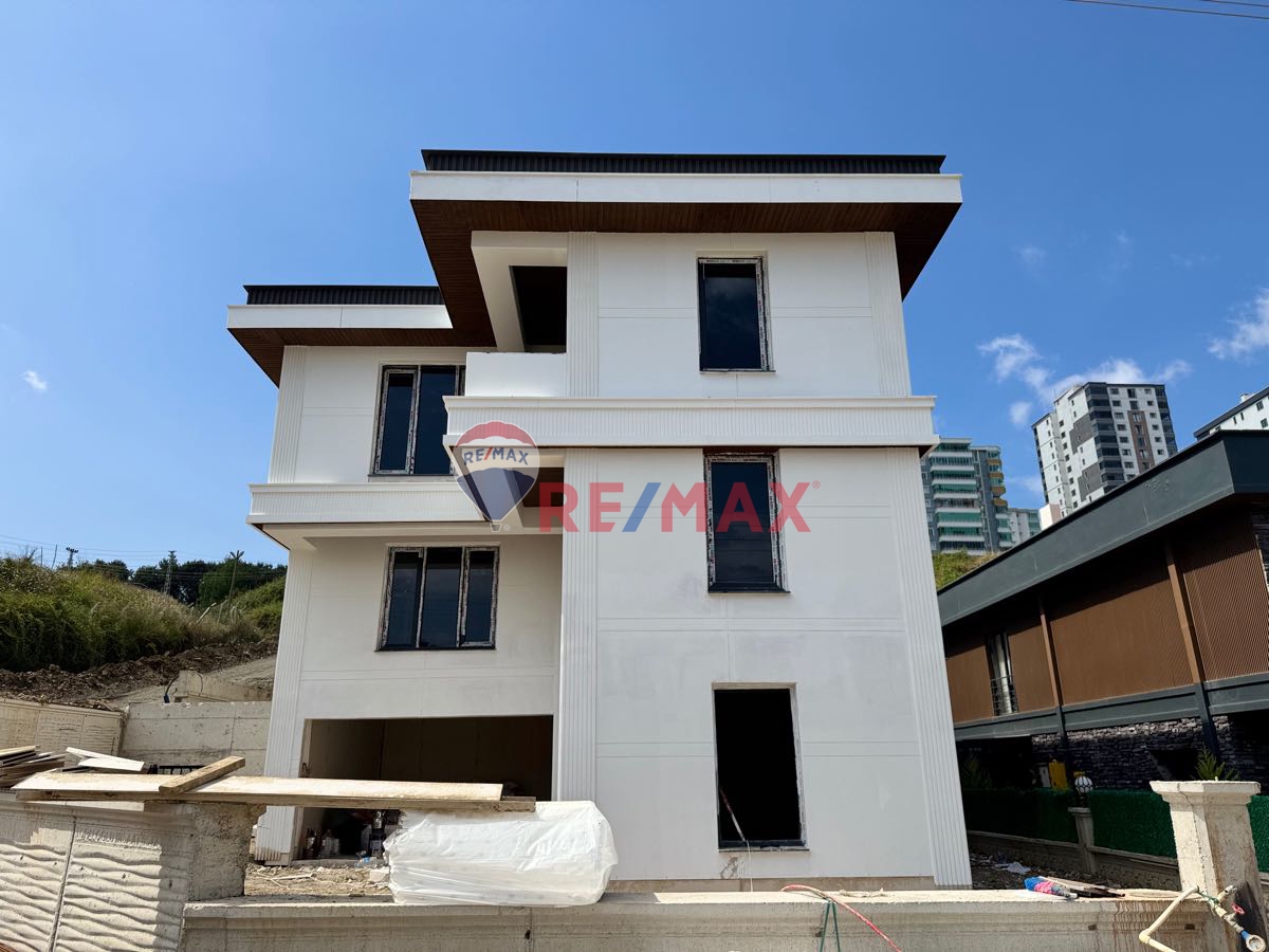 ALANLI MERKEZİ KONUMDA 4+1 DUBLEX VİLLA