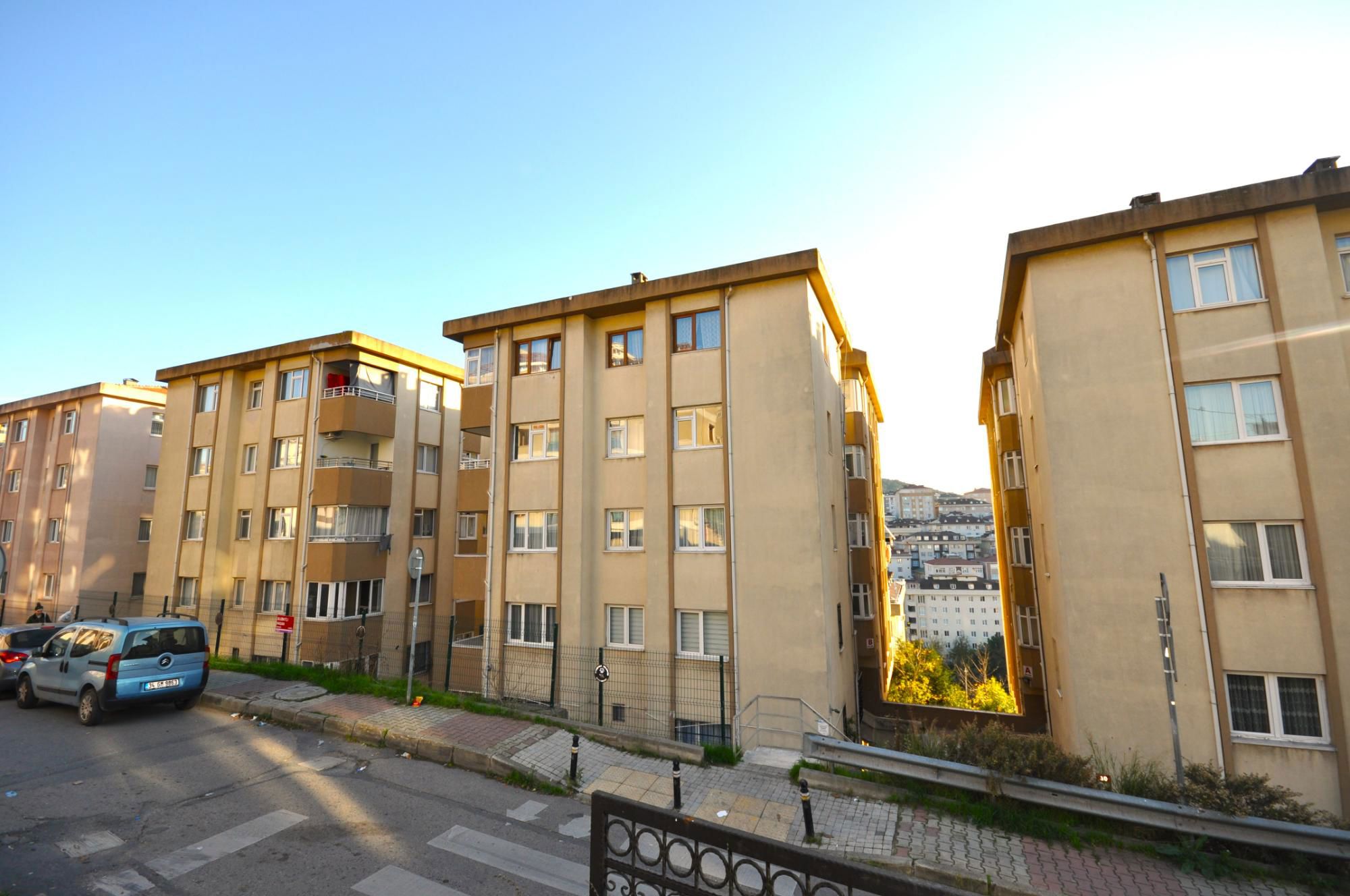 ATAŞEHİR İNÖNÜ MAH. NEVBAHAR SİTESİ GENİŞ FERAH 2+1 DAİRE