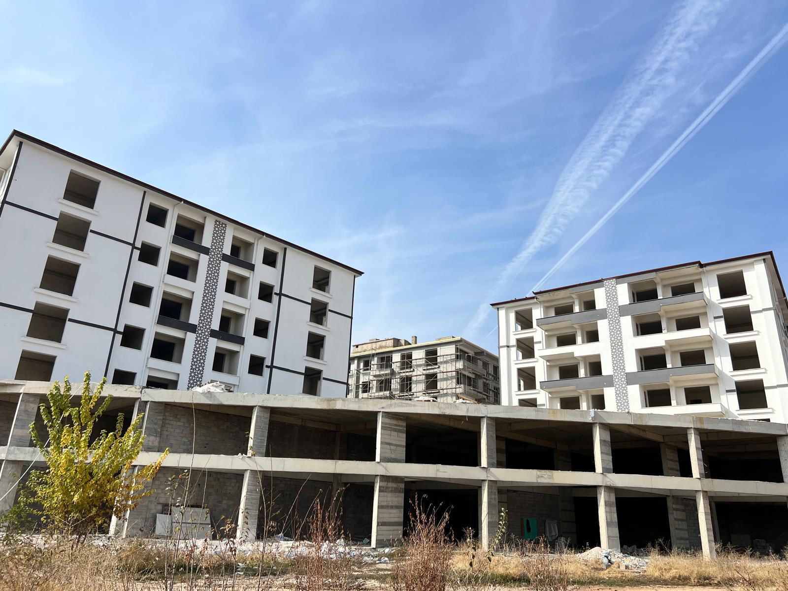 REMAX DOĞU ANA CADDEYE SIFIR ÇOK UYGUN FİYATA SATILIK 3+1 DAİRE