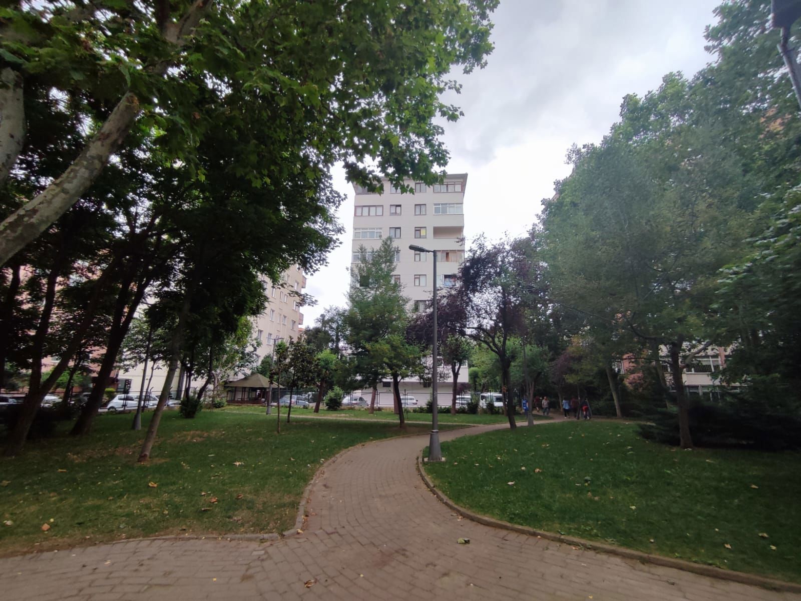 ISTANBUL KOZYATAĞI BAYAR CADDESİNDE 3+1 KIRALIK DAİRE