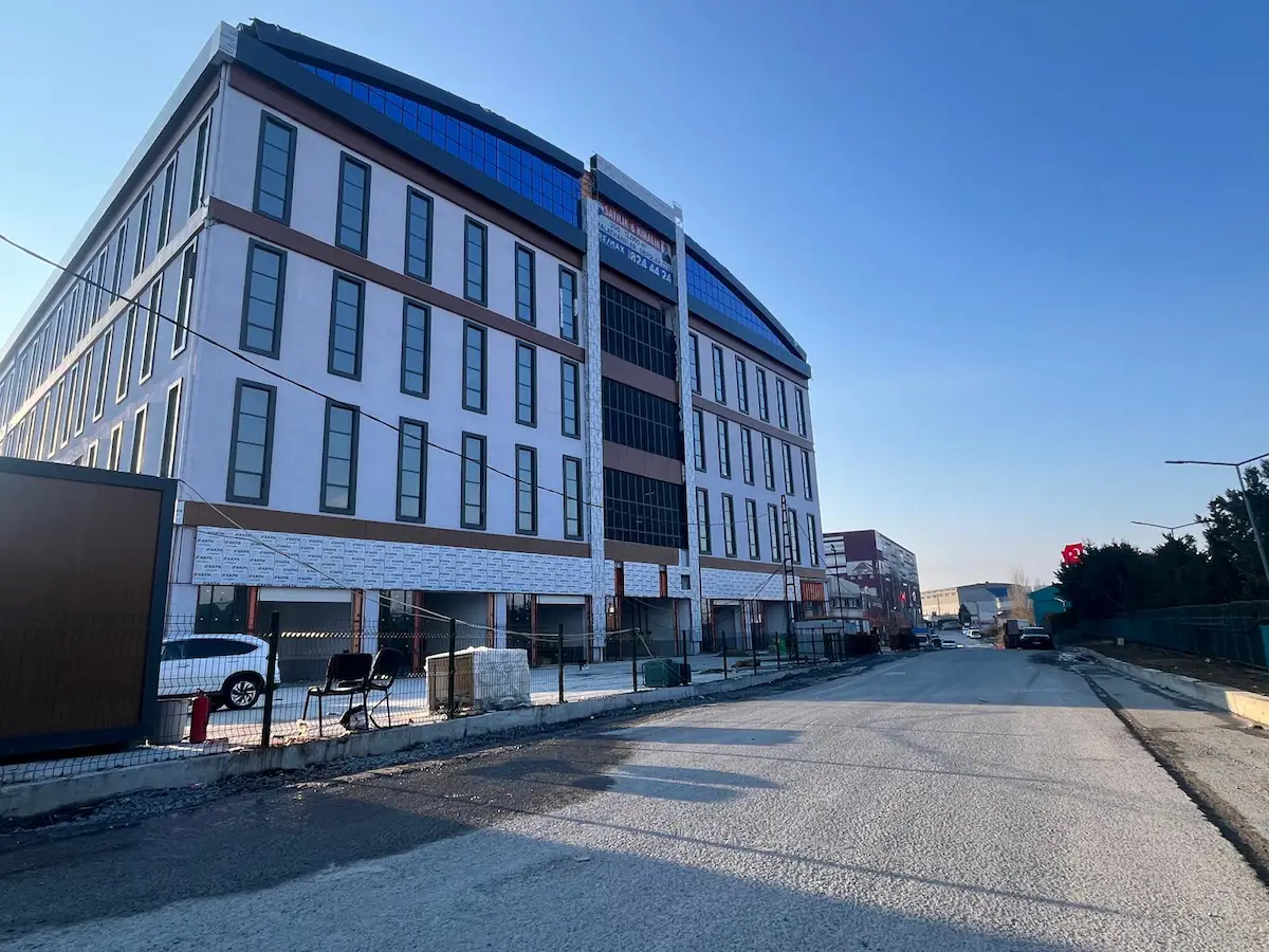 SAĞLAM SANAYİ TİCARET MERKEZİNDE 400 M2 NET SATILIK FABRİKA