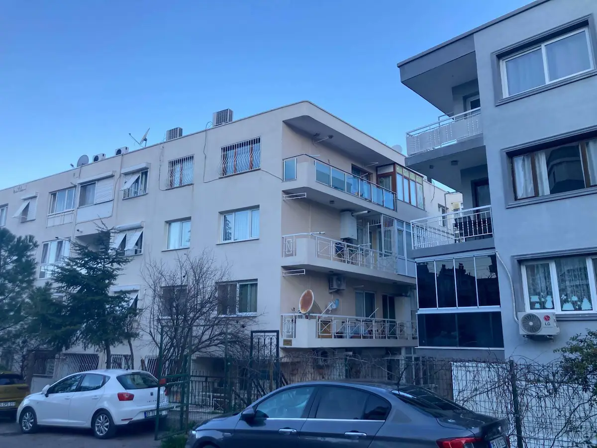 KARABAĞLAR ADNAN SÜVARI'DE MERKEZI KONUMDA 3+1 DAIRE
