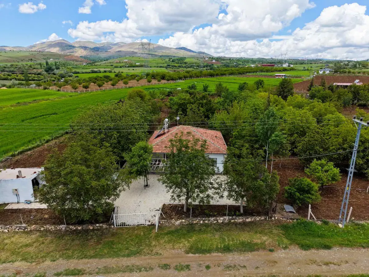 RE/MAX DEĞİŞİMDEN IŞIKYOLU KÖYÜ MEVKİİNDE EŞYALI BAĞ EVİ VE MEYVE BAHÇESİ