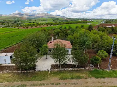 RE/MAX DEĞİŞİMDEN IŞIKYOLU KÖYÜ MEVKİİNDE EŞYALI BAĞ EVİ VE MEYVE BAHÇESİ