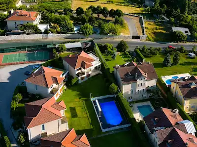 BEYKOZ'DA ANA CADDEYE CEPHE, SEÇKİN KONUMDA 1090 M² VİLLA ARSASI