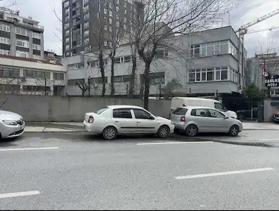 MAHMUTBEY’DE CADDE ÜZERİ SATILIK PARSEL